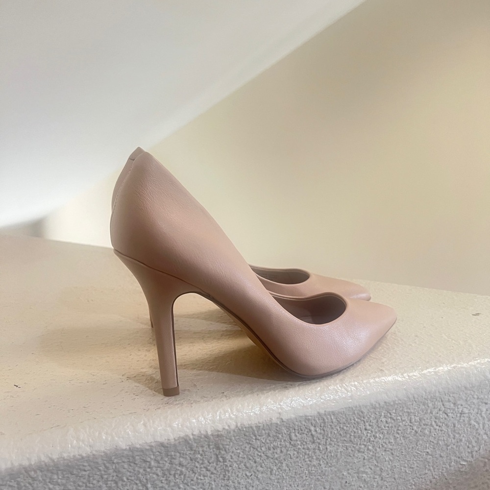 Charles David Nude‎ Pumps heels closed toes court office business shoes size 8.5